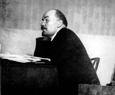 Lenin in einer Plenarsitzung des ZK der KP Rußlands (Bolschewiki...