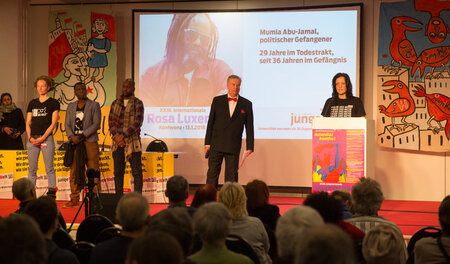 Die Solidaritätsgruppen für Oury Jalloh und Mumia Abu-Jamal beri...
