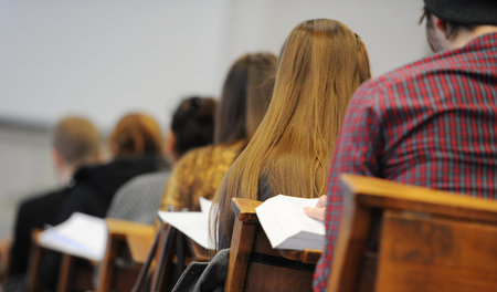 Arbeit an der Hochschule erledigt sich nicht umsonst (Hörsaal de...