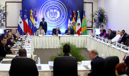 Vertreter der Bolivarischen Republik Venezuela und der Oppositio...