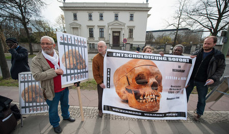 Kundgebung für die Rückgabe von Schädeln ermordeter Herero und N...