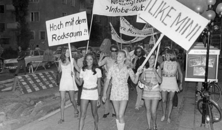 In den 1960er Jahren war der Minirock ein Symbol der Rebellion u...