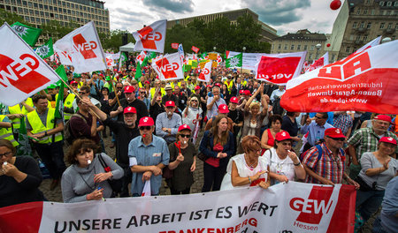 Im Juni 2015 protestierten hessische Lehrer dafür, dass ihr Tari...