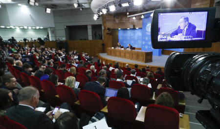 Rede und Antwort stehen: Der russische Außenminister lässt sich ...