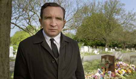 Mr. May (Eddie Marsan) geht seinem Beruf mit Hingabe nach. Er er... Mr. May (Eddie Marsan) geht seinem Beruf mit Hingabe nach. Er er...