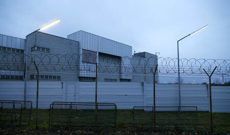 Das Gerichtsgebäude in Stuttgart-Stammheim: Der Sicherheitsstand... Das Gerichtsgebäude in Stuttgart-Stammheim: Der Sicherheitsstand...