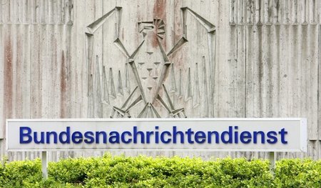 1956 reisten auf Einladung der CIA Agenten aus Pullach durch die...