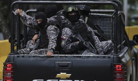 Angehörige der venezolanischen Geheimpolizei SEBIN bereiten sich... Angehörige der venezolanischen Geheimpolizei SEBIN bereiten sich...