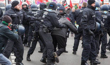 Zur Durchsetzung des Fahnenverbots stürmten Polizeibeamte am Son... Zur Durchsetzung des Fahnenverbots stürmten Polizeibeamte am Son...