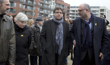Der katalanische Ex-Präsident Carles Puigdemont (Mitte) spaziert... Der katalanische Ex-Präsident Carles Puigdemont (Mitte) spaziert...