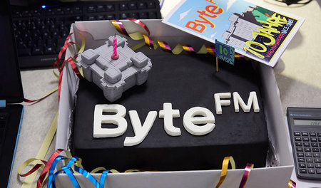 Dieses Radio will eckig sein: Geburtstagstorte mit Medienbunker ...
