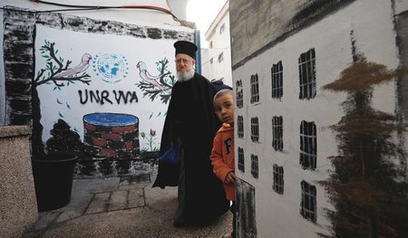 Zwei Palästinenser im Flüchtlingslager in Jalazone am 3. Januar ...