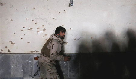 Afghanischer Polizist in Kabul nach einem Selbstmordanschlag am ...