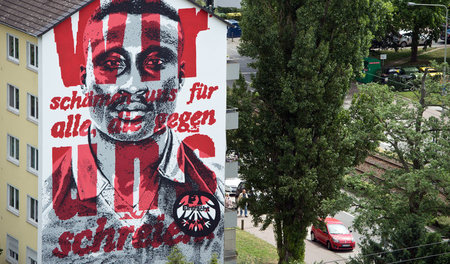 Ausländerfeinde ins Abseits drängen: Fans von Eintracht Frankfur... Ausländerfeinde ins Abseits drängen: Fans von Eintracht Frankfur...