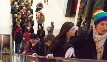 Warteschlange an der Rolltreppe zum Einlass Warteschlange an der Rolltreppe zum Einlass