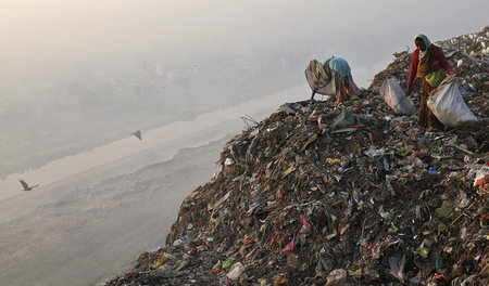 Berge von Müll. Sogenannte Ragpicker auf einer Halde in Dehli au... Berge von Müll. Sogenannte Ragpicker auf einer Halde in Dehli au...