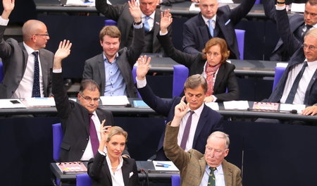 Wie umgehen mit Rechten im Parlament? Gerade, wenn es um Mensche... Wie umgehen mit Rechten im Parlament? Gerade, wenn es um Mensche...