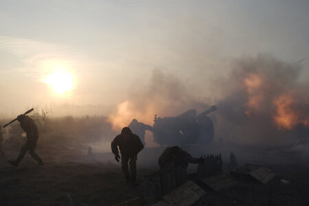 Ukrainische Soldaten feuern am 11. Januar bei Nowolugansk Artill... Ukrainische Soldaten feuern am 11. Januar bei Nowolugansk Artill...