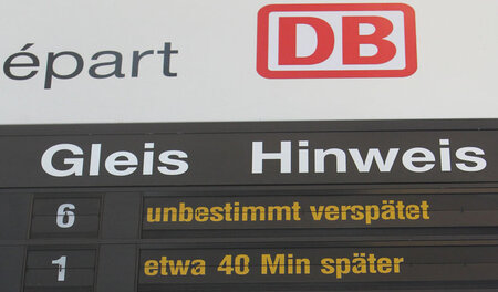 Gewohntes Bild: Mit der Pünktlichkeit nimmt es die Bahn nicht so... Gewohntes Bild: Mit der Pünktlichkeit nimmt es die Bahn nicht so...