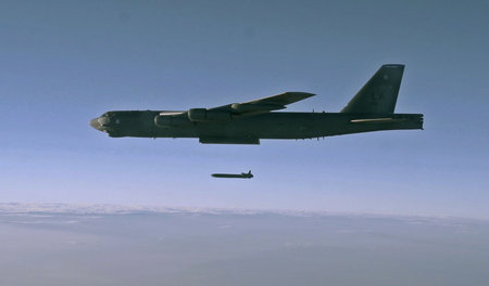 Gefahr für den Weltfrieden: US-Bomber beim Abwurf einer »Cruise-... Gefahr für den Weltfrieden: US-Bomber beim Abwurf einer »Cruise-...