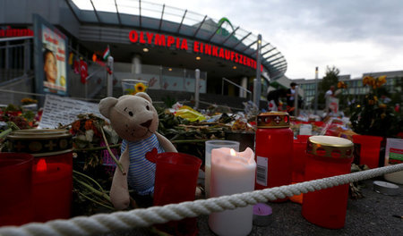 Blumen und Kerzen vor dem Olympia-Einkaufzentrum in München am 3... Blumen und Kerzen vor dem Olympia-Einkaufzentrum in München am 3...