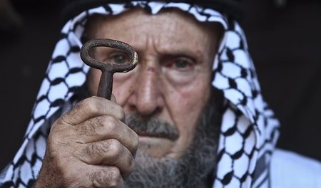 Ein Mann aus Gaza erinnert mit einem Schlüssel symbolisch an das...