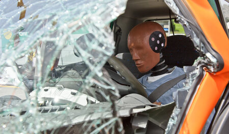 Crashtestpuppe im Pkw auf Versuchsstrecke: Hier sind die Abläufe...