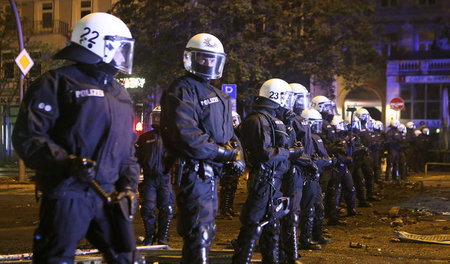 Martialisch ausgerüstet und den Knüppel stets im Anschlag: Poliz...