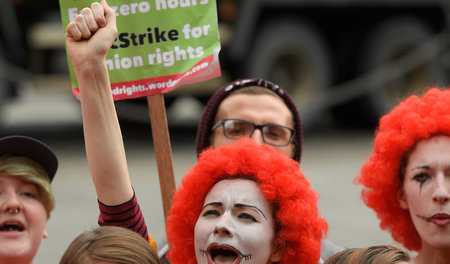 Demonstranten unterstützen den Arbeitskampf der McDonald’s-Besch...