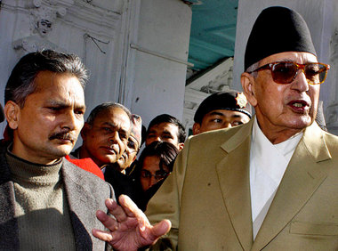 Baburam Bhattarai (l.) und Premier Girija Prasad Koirala am Mont...