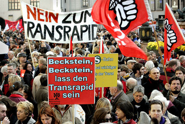 Das Transrapid-Projekt stößt auf breite Ablehnung. 10 000 protes...