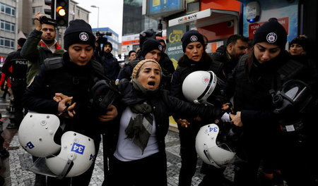 Türkische Polizisten führen eine Demonstrantin ab, die am Sonnta...