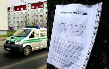 28. November 2007: Die Polizei sucht mit Phantombildern nach den...