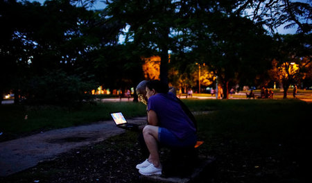 Freier Zugang zum Internet: Zwei Kubaner nutzen in Havanna einen...