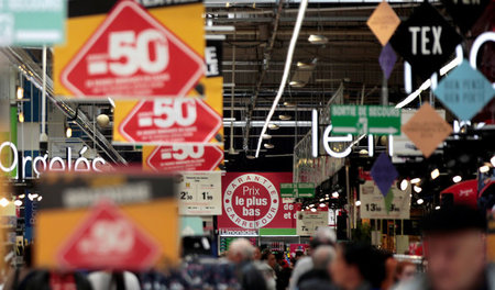 »Carrefour Garantie: Die niedrigsten Preise«: Ein Hypermarket de...