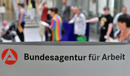 Bei der Bundesagentur für Arbeit werden Erwerbslose in die Armut...