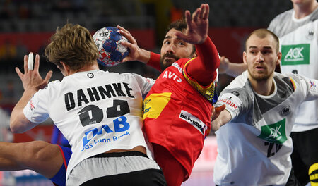 Durchgetankt: Daniel Sarmiento zwischen Rune Dahmke und Maximili...