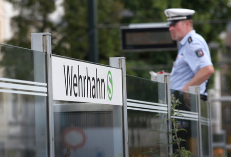 Am S-Bahnhof Wehrhahn (Juli 2015)