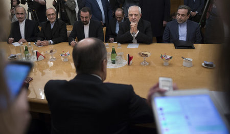 Der iranische Außenminister Mohammed Dschad Sarif (oben, zweiter...