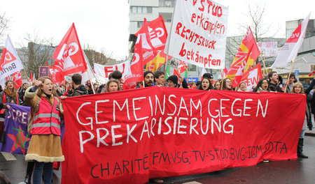 Etwa 1.000 studentische Hilfskräfte beteiligten sich an einer Pr...