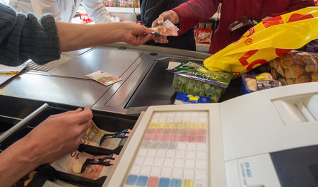 Bargeld für Hartz-IV-Bezieher künftig nur noch an Supermarktkass...