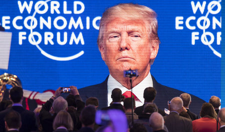 Ein Mann macht sich beliebt: Donald Trump während des World Econ...