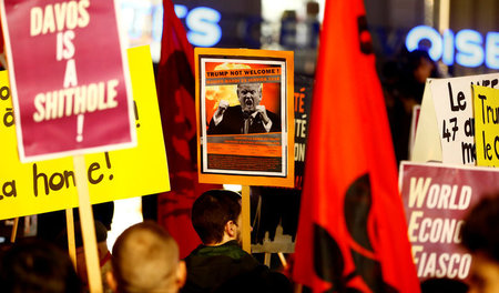 Gegen das Treffen der Konzernlenker und Staatenchefs in Davos de...