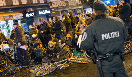 Regelmäßig müssen sich Antifaschisten bei Blockadeaktionen der P...