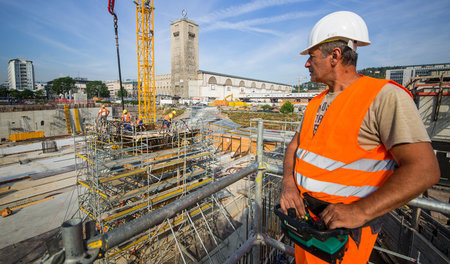 Er behält den Überblick: Arbeiter auf der Baustelle »Stuttgart 2...
