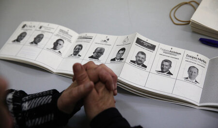 Ein Wahlzettel mit den Präsidentschaftskandidaten im Süden Zyper...