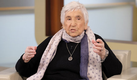 Die Auschwitz-Überlebende Esther Bejarano war anlässlich des Hol...