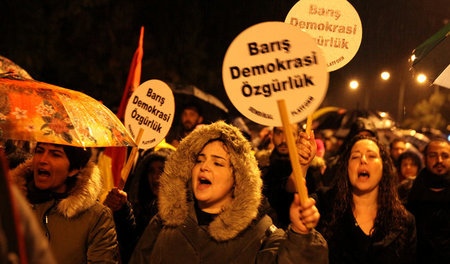 »Frieden, Demokratie, Freiheit«: Türkische Zyprioten protestiere...