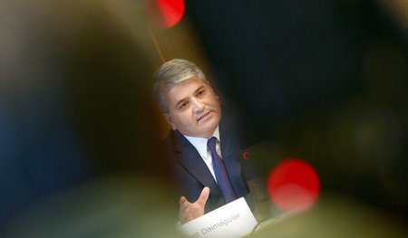 Mehmet Daimagüler auf einer Pressekonferenz im Haus der Kulturen...