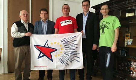 Orbans Herausforderer Gergely Karacsony (2.v.r.) mit den Unterze...